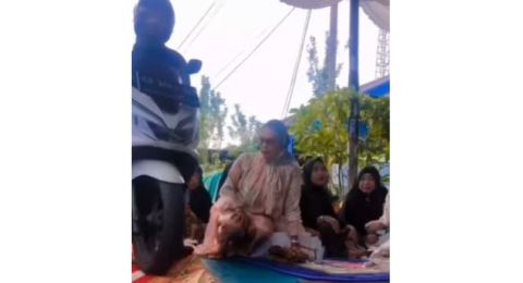Wanita Dorong Sepeda Motor Lewati Tamu Undangan yang Tutupi Jalan, Tuai Debatan Publik