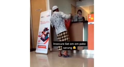 Aksi Pria Ini Buang Kantong Plastik Wadah Uang Setorannya ke Teller Tuai Kecaman Publik