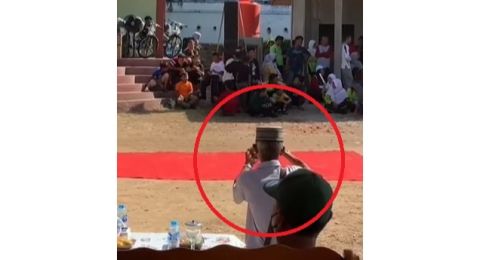 Jari Tangan Pria Ini Bikin Salfok Saat Rekam Acara, Warganet: Tidak Ramah