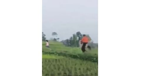 Terlalu Semangat Main Kuda Lumping, Bapak Ini Malah Atraksi Jungkir Balik