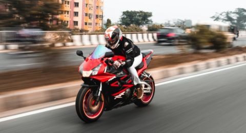 Tulisan di Belakang Kaos Pengendara Sepeda Motor Ini Bikin Orang Salfok