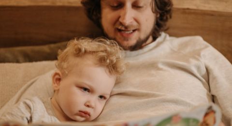 Skill Ayah Garuk Badan Tiga Anaknya Biar Bisa Tidur Bersamaan Bikin Takjub