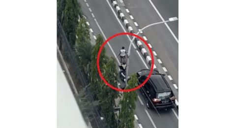 Aksi Gadis Tolong Pria Tunanetra yang Berada di Tengah Jalan Bikin Salut