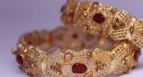 Viral Emak-emak Ini Pakai Gelang Emas Seukuran Tangan, Warganet: Mirip Punya Thanos