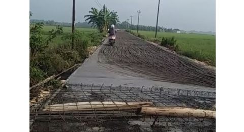 Tunggu Puluhan Tahun Dibangun, Pengendara Motor Terobos Jalan Cor Basah