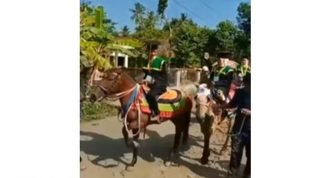Momen Wisudawan Diarak Keliling Kampung Naik Kuda, Endingnya Bikin Trauma