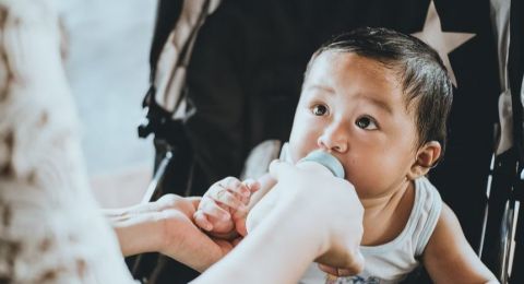 Keasyikan Gosip, Ibu Ini Tak Sadar Botol Susu Bayinya Pindah ke Bawah Mata