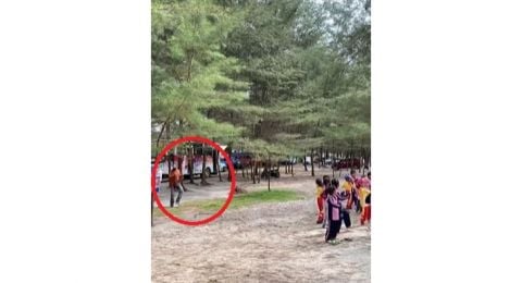 Gemas! Pedagang Es Krim Ini Asyik Ikutan Senam Bareng Anak TK di Pantai