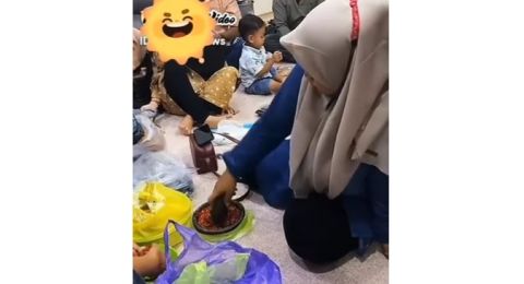 Lokasi Wanita Ini Ngulek Sambal untuk Membuat Rujak Jadi Sorotan: Biar Cepat Sehat
