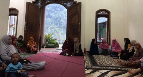 Diba'an dan Tahlilan Sekaligus Ungkapan Terimakasih Mahasiswa KKN 93 UPN Veteran Jawa Timur