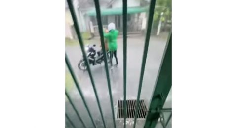 Kegigihan Driver Ojol Antarkan Makanan Customer di Tengah Hujan Bikin Salut