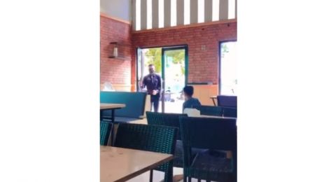 Pria Ini Awalnya Santai Buka Pintu Kaca Masuk ke Rumah Makan, Endingnya Dibikin Syok
