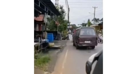 Mobil Tua Ini Dipaksa Jalan Auto Bikin Bannya Lepas: Entah Siapa yang Salah