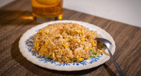 Pedagang Nasi Goreng Cosplay Jadi Pemain Musik, Masak Pesanan Sambil Joget