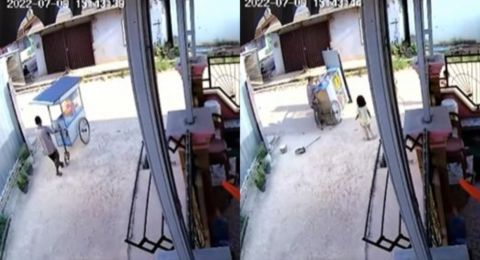 Salut! Para Pemuda Sigap Tolong Pedagang Keliling yang Gerobaknya Ambruk