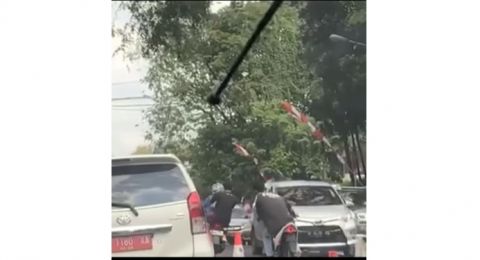 Gerombolan Pemuda Naik Motor Acak-acak Cone Pembatas Jalan Tuai Kecaman