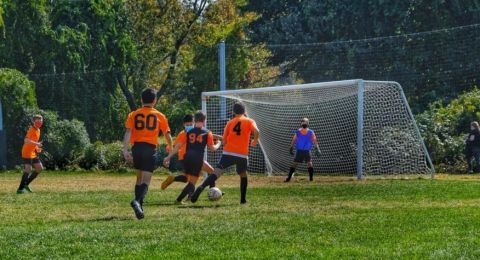 Pertandingan Sepak Bola Para Bocah Ini Bikin Melongo Gegara Lapangannya