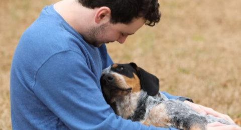 Aksi Anjing Setia Dorong Kursi Roda Tuannya saat Menyeberang Bikin Terenyuh