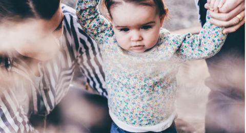 Demi Jaga Keselamatan Anaknya Baru Belajar Jalan, Ayah Lakukan Hal Unik Ini