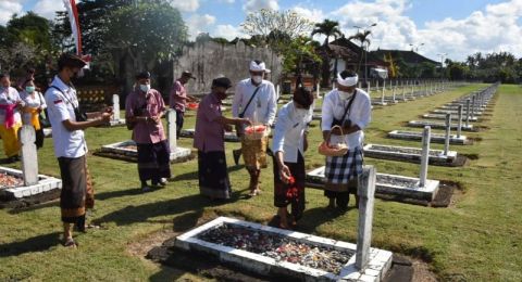 Polisi Tabur Bunga di Lokasi Kecelakaan Maut - Timlo.net