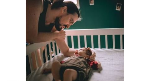 Ayah Ini Tegur Sang Putra yang Masih Bayi Gegara Suka Nangis, Ekspresinya Bikin Gemas