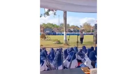 Viral Petani Dorong Sepeda Bawa Jerami di Tengah-Tengah Lapangan Upacara HUT RI ke-77