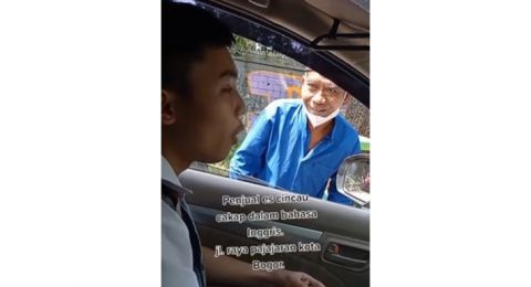 Bikin Takjub, Kakek Penjual Es Cincau Ini Ngobrol Bareng Siswa SMA Pakai Bahasa Inggris