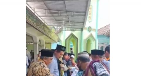 Bukan Nasi Kotak, Bapak-Bapak Bawa Pulang Jumat Berkah Ini Istri Auto Full Senyum