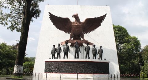 Wanita Ini Kena Semprot Netizen Gegara Asyik Joget TikTok Diduga di Patung Pahlawan Revolusi