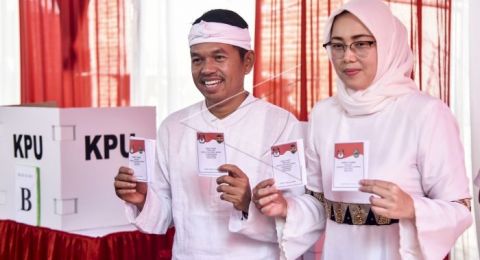 Kang Dedi Mulyadi Kirim Nasi Bungkus, Sindir Ambu Anne yang Kirim Mie Instan?  Kang Dedi: Belum Tentu Ada yang Nyeduh