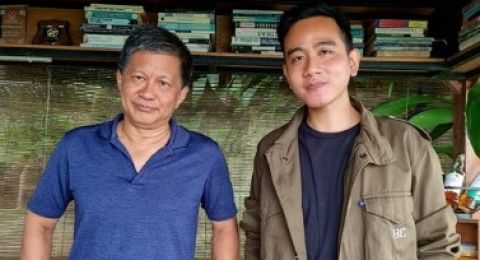Gibran Rakabuming Tersipu Usai Rocky Gerung Minta Maaf dan Ngaku Teman Anak Presiden Jokowi: So Sweet