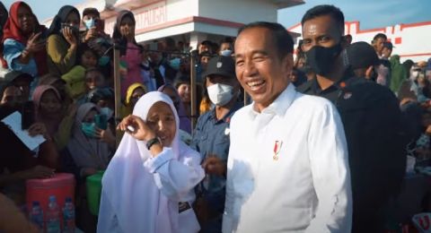 'Hanya di Era Jokowi Ada Presiden Diomelin Anak SMA', Bocah Berseragam Mewek Sambil Ngomel: HP-ku Rusak Gegara Bapak