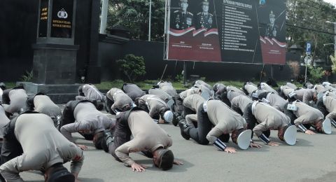 Polisi Sujud Massal Memohon Ampun atas Tragedi Kanjuruhan, Keluarga Korban: Nggak Ada Pengaruhnya