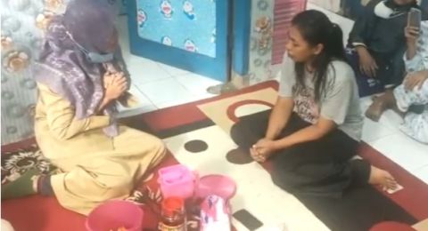 Sosok 'Penjual Dawet Kanjuruhan' Muncul, Bersimpuh Memohon Maaf ke Keluarga Korban Tragedi Kanjuruhan