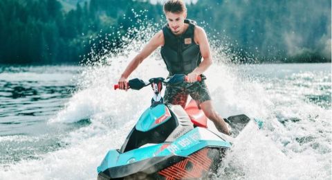 Antrean Jet Ski Isi Bensin, Pom Mini di Tepi Laut Curi Perhatian Netizen: Baru Tahu