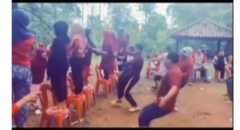 'Salah Salah', Bapak-bapak Ini Malah Gendong Istri Orang saat Lomba, Aksinya Jadi Sorotan