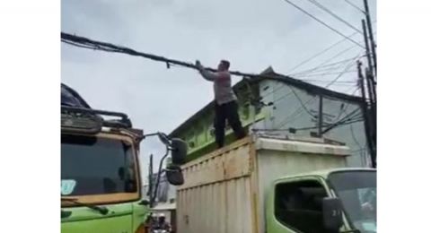 Aksi Ngeri Anggota Polisi Rapikan Kabel Semrawut Melintang Jadi Sorotan Publik