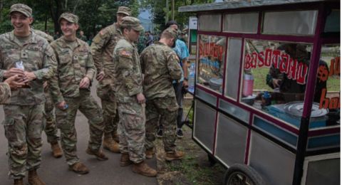 Tentara Amerika Serikat Asyik Jajan Siomay Bandung, Warganet: Ajakin Makan Seblak
