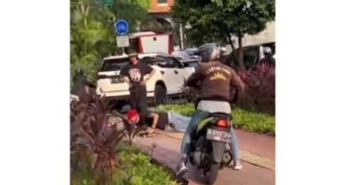 Pengendara Motor Terobos Trotoar Langsung Ciut usai Dihadang Dua Pemuda, Auto Kabur!