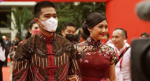 Erina Gudono Sabar Dikerubungi Emak-Emak Minta Foto, Warganet: Mirip Mulan Versi Jawa