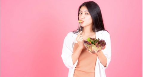 Sering Diabaikan, Inilah 4 Dampak Buruk Makan Sambil Berdiri bagi Kesehatan