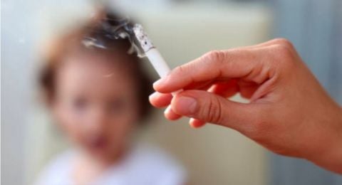 4 Alasan Merokok Dekat Bayi Tidak Diperbolehkan, Orang Tua Wajib Tahu!