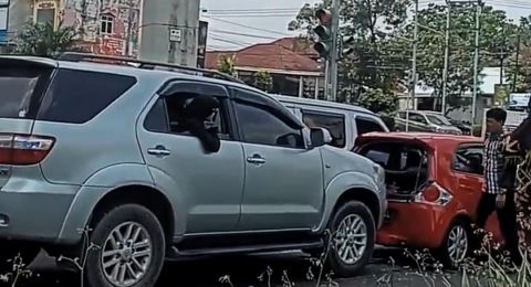 3 Mobil Tabrakan Beruntun di Jalan Sudirman Palembang, Macet Lalin Viral