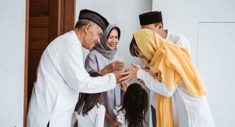 Silaturahmi Lebaran dan Budaya Gosip: Ketika Obrolan Hangat Berubah Arah