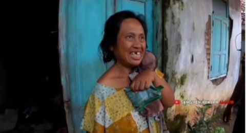 Selama 18 Tahun, Ibu Ini Gendong Boneka Lusuh yang Dianggap sebagai Anak Sendiri