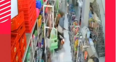 Emak-emak Pengendara Motor Terobos Masuk Toko, Netizen Salahkan Hal Lain