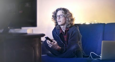 Sering Menonton Film Porno, 5 Bahaya yang akan Kamu Hadapi