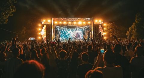 Mengapa Orang Rela War Tiket Meskipun Mahal? Ini 3 Alasan Psikologisnya