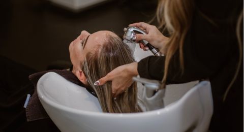 5 Tips Efektif Merawat Rambut Berminyak, Anti Lepek!