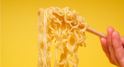 5 Bahaya Makan Mie Instan Campur Nasi, Tingkatkan Risiko Obesitas